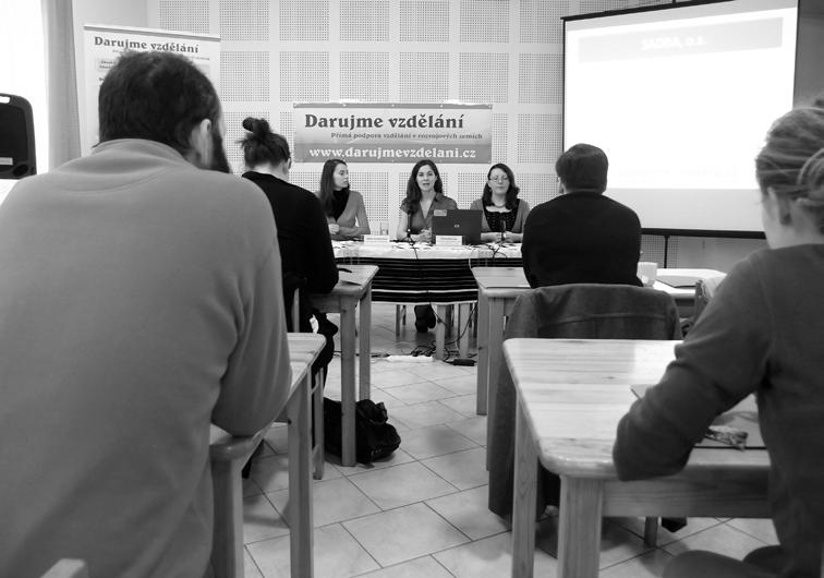 Darujme vzdělání tisková konference ra zaměřující se na práci s romskou menšinou. Projekt Darujme vzdělání je založen na dárkových poukazech.