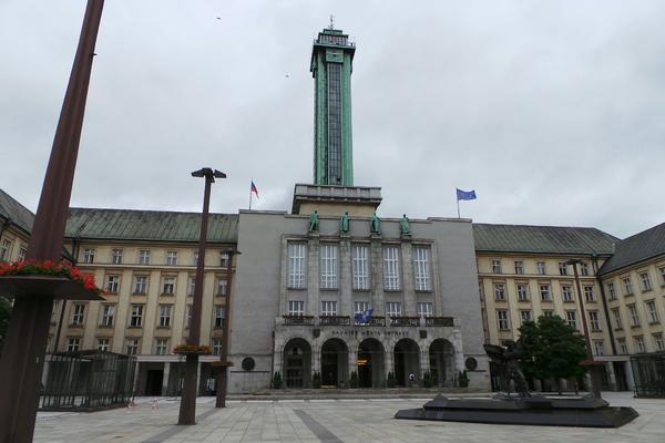 - GUERILLA MARKETING - Protože celý Refill projekt pracuje s myšlenkou oživení prázdných míst projekty, které zřejmě ve svých začátcích nebudou mít příliš mnoho finančních prostředků, bylo by dobré i