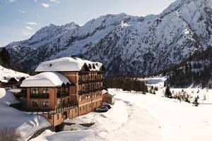 LYŽOVÁNÍ V ITÁLII / PASSO TONALE Hotel LOCANDA LOCATORI *** (1883m.n.m.) Passo Tonale/Ponte di Legno je součástí oblasti Val di Sole ležící na severozápadě Itálie.