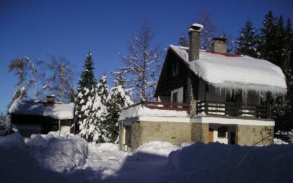 Víkendové pobyty na chatě v Trojanovicích Chata se nachází cca 500 m od Hotelu Ráztoka v Trojanovicích a 1 km od lanovky na Pustevny.