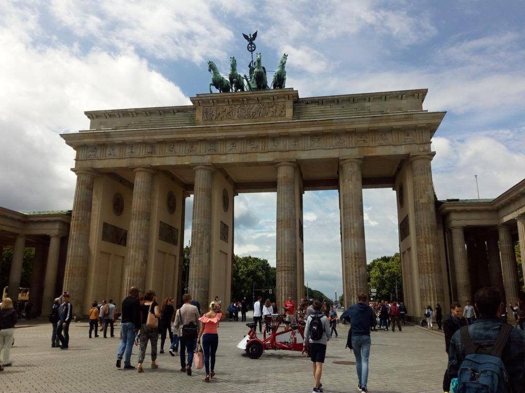 Závěrečná zpráva ze stáže - Německo, Berlín 1.07.2017 31.08.2017 Braniborská brána Před odjezdem Poté, co projdete konkurzem a jste vybráni na stáž, tak je třeba vyplnit některé dokumenty.