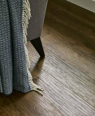 Amtico Form Artisan Emboss Wood Podlahám s texturou vždy vyhovuje klasický směr pokládky, jako například Stripwood.