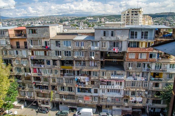 odlehlých oblastech na treku počítejte s 50 GEL (400 Kč) se snídaní a večeří. Booking.com Booking.com Ubytování je často lepší, než se na první pohled může zdát.