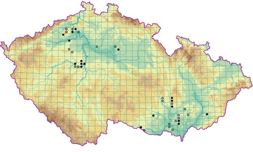 Teplomilné doubravy (Quercetea pubescentis) 100 200 m 2 se obvykle vyskytuje 25 45 druhů cévnatých rostlin. Mechové patro bývá vyvinuto málo a obvykle dosahuje pokryvnosti jen do 10 %.