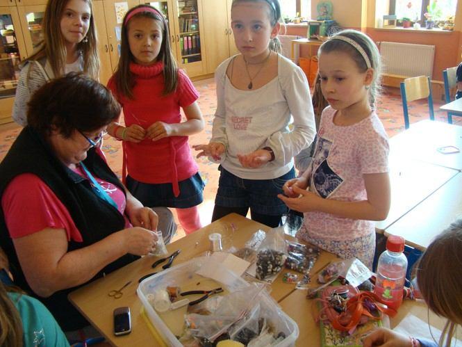 V pátek 21. 3. 2014 nás se svým novým kroužkem navštívila paní Richtrová. Děti s ní budou kouzlit s korálky, pletením z papíru, ubrouskovou technikou a dalšími zajímavými materiály.