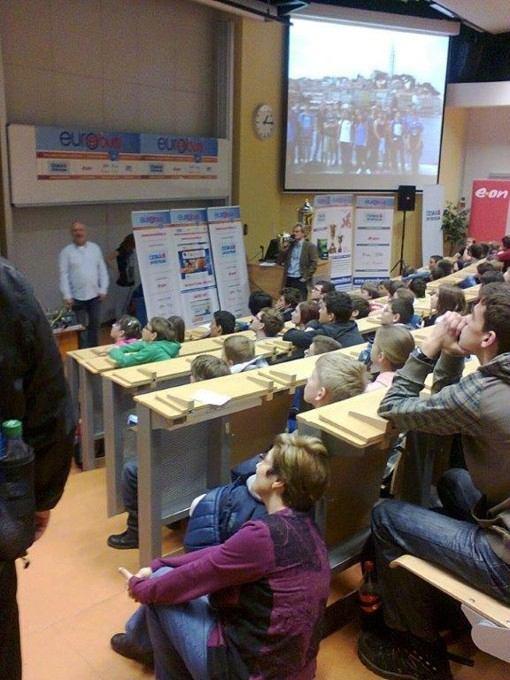 Nadstandartní vědomosti Vtáhnout žáka do vědomostních soutěží, zaujmout ho pro životně důležité dovednosti, motivovat ho pro práci mimo vyučovací hodiny - to opravdu zejména v