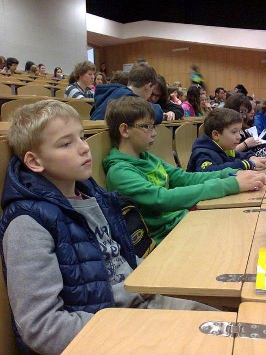 spolupracuje s nimi při řešení úkolů nad rámec základního učiva, a přitom je dokázáno, že právě touto činností se zúčastněné strany sbližují.
