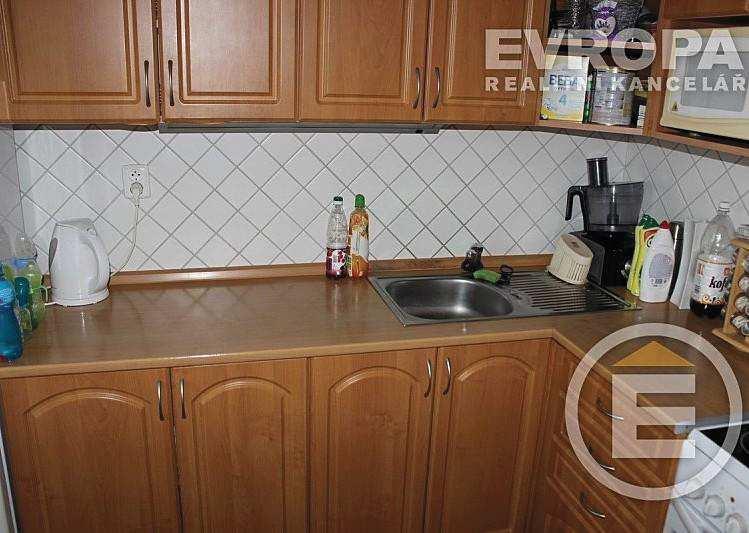 Srovnávané nemovitosti 1. Identifikace Záznam o prodeji srovnávané nemovitosti č. 1 Prodej, Byt, 54 m 2, Sídliště míru, Nové Celková cena: 799.000 Kč Adresa: Sídliště míru, Nové Hrady, okres České 2.