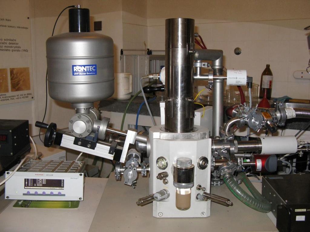 7 Experimentální měření Cílem experimentálního měření bylo ověření vlivu elektrod elektrostatického zrcadla na detekci signálu SE a optimalizace hodnot napětí přikládaných na jednotlivé elektrody