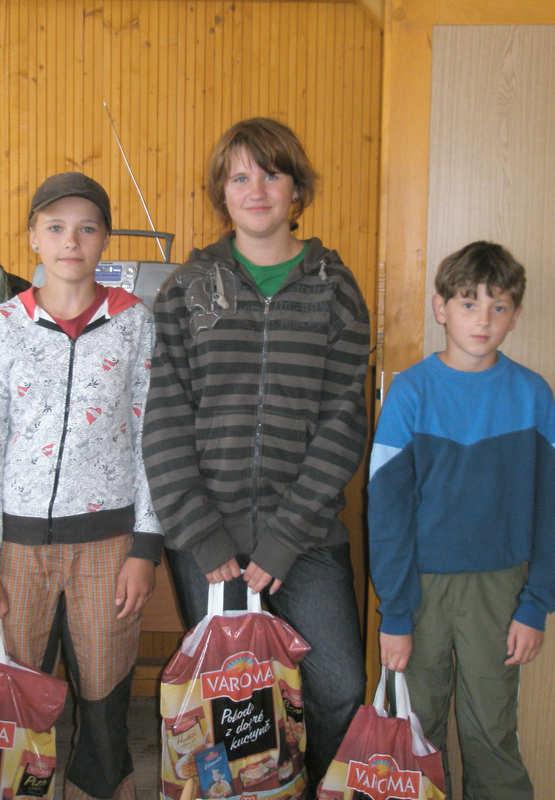 Taneční zábava na hřišti Tak jako v roce 2010, i o letošních prázdninách se uskutečnila na parketě na hřišti taneční zábava. K tanci a poslechu hrála skupina Fatima ze Strakonic.