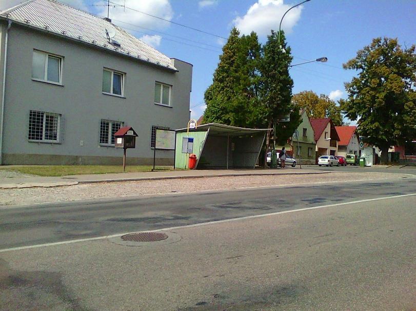 nevidomé Autobusy zde nezastavují na hraně zastávky, ale z důvodu nedostatečné délky zastávky zastavují ve vozovce.