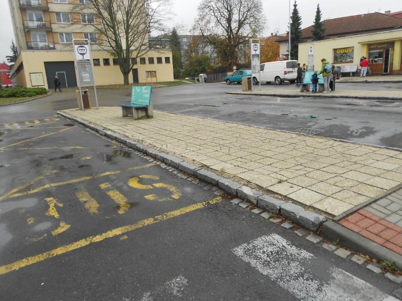 Na budově je umístěn zvonek s piktogramem vozíčkáře ve výšce 900 mm. Na budově není umístěn akustický orientační majáček.