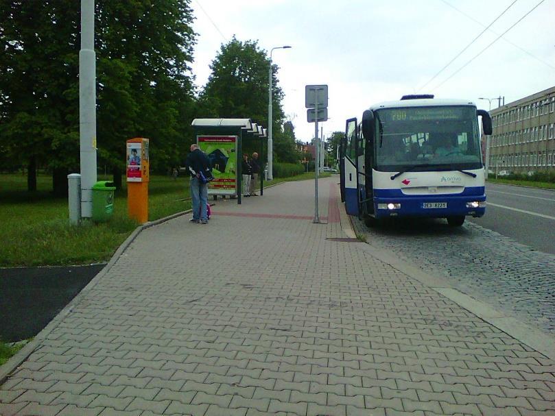 přístupná, zastávka bezbariérová, s úpravami pro nevidomé Výška nástupiště je 200 mm. Nástupiště je široké 1850 mm. Je vybaveno vodící linií a signálními pásy.