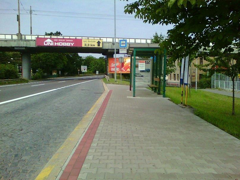 přístup je z podchodu po schodišti Nástupiště není vybaveno vodící linií a signálním pásem. Zastávka K Nemocnici směr Pardubice aut.