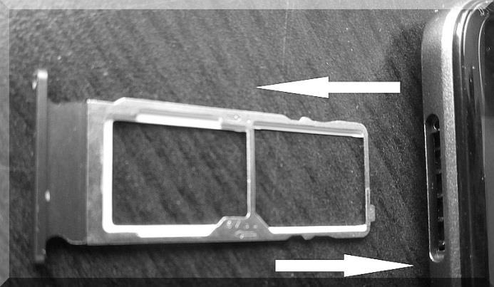 VLOŽENÍ KART: SIM1, SIM2 & microsd Sloty SIM karty a paměťové karty SD jsou umístěny na levé straně přístroje. Chcete-li vložit karty, nejprve je nutné jemně vysunout kovový zásobník.
