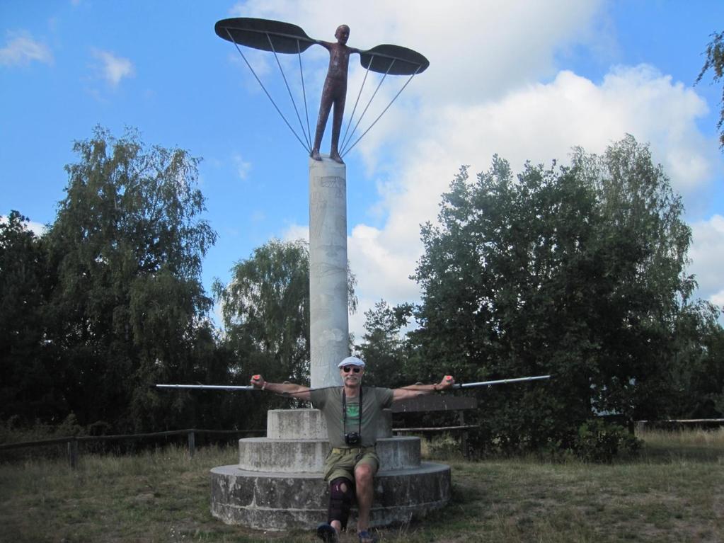 Fallschirmjäger, včítane č. 3/2016. K videniu je potom o. i. i vojenské bielozelené krídlo BE-8/2 (41,5 m 2, vyrábané v NDR od r. 1990). Nasleduje oficialita odovzdanie odznakov KVV SR veleniu (M.