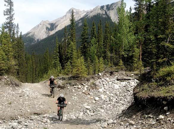 Obě spojuje láska k cyklistice a v sedle kola už obě dvě zažily leccos. Tentokrát čelí řádné výzvě - závodu Tour Divide napříč Severní Amerikou.