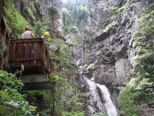 00 ve všední den květen a říjen ve všední den zavřeno Vyhlídková stezka soutěskou Galitzenklamm - stezka po dřevěných