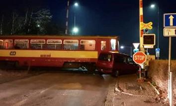 37 V úterý ráno 18.12.2018 došlo na přejezdu u kruhového objezdu k srážce motorového vozu s automobilem.
