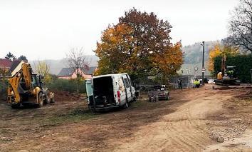 27 Krátce na to došlo k zahrnutí jámy a byl