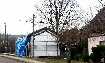 Po slehnutí a udusání zeminy byla provedena izolace a betonová podlaha.