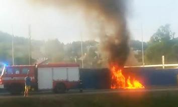 Někdo z vandalů založil požár dvou plastových kontejnerů.
