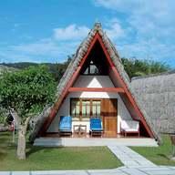 La Digue Island Lodge () Popis Vybavení Pláž nejznámější hotel ostrova nabízející největší rozsah služeb se skládá z 69 pokojů umístěných v hlavní budově a dále v oddělených chatkách na západním