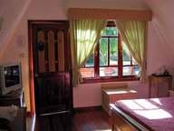 Patatran Village () Popis Vybavení Pláž malý hotel s příjemnou rodinnou atmosférou, složený z 8 bungalovů umístěných na skalnatém svahu s krásným