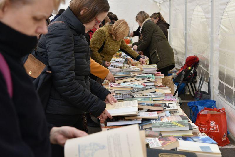 [23] Velký zájem byl o knižní bazar (foto: