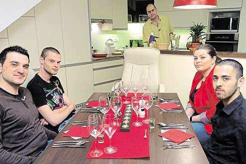14 13. března 2015 Česká republika V PÁTEK VAŘÍ Michal Hrubý (38 let) Pracuje jako realitní makléř. Je ženatý, smanželkou mají dva syny. Hraje hokej, volejbal aházenou.