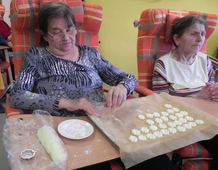 Vyklepávaly se z formiček a střed se zdobil čokoládou.
