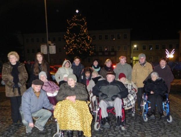 Po poslední písni se město ponořilo do tmy a nastala ta očekávaná chvíle, kdy se rozsvítil strom i domy, které lemují náměstí.