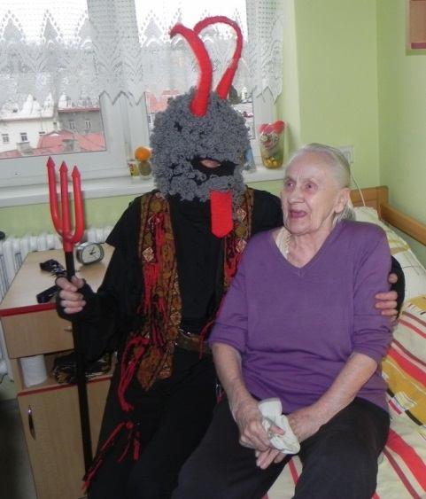 sněhobílými vlasy i vousy, a s