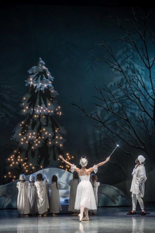 Divácké zážitky s Baletem ND LOUSKÁČEK VÁNOČNÍ PŘÍBĚH K tradičním vánočním dárkům většiny světových divadel patří právě Čajkovského Louskáček.