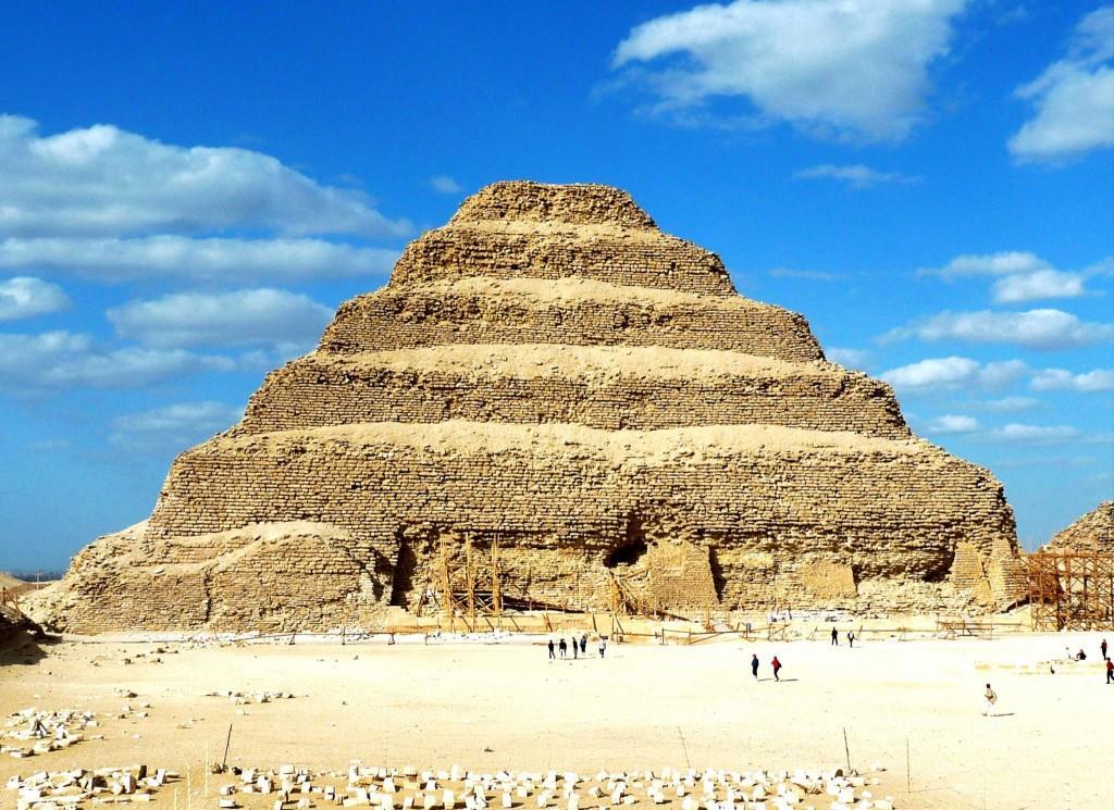 Na obrázku Džoserova (Necerichetova) pyramida v Sákkaře v Egyptě (2.