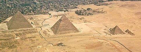 WIKIPEDIA.CZ V Gíze stojí tři pyramidy: Chufuova, Menkaureova, Rachefova. Seřaď pyramidy v Gíze od nejvyšší po nejnižší.