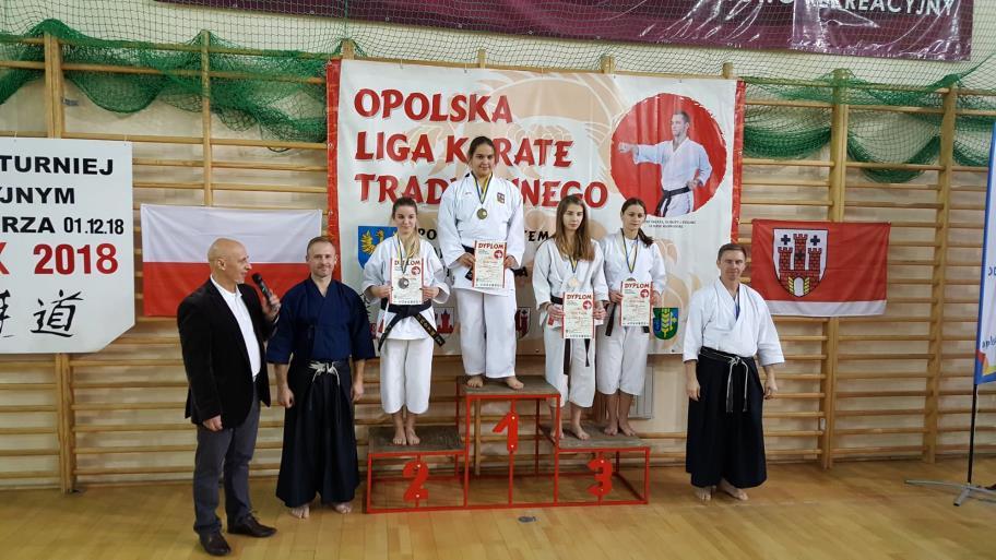 Reportáže MEZINÁRODNÍ TURNAJ V TRADIČNÍM KARATE PUCHAR BURMISTRZA MIASTA KLUCZBORKA Sportovní klub police Vsetín a Alcedo středisko volného času Vsetín vyslalo 8 závodníků do polského Kluczborku na