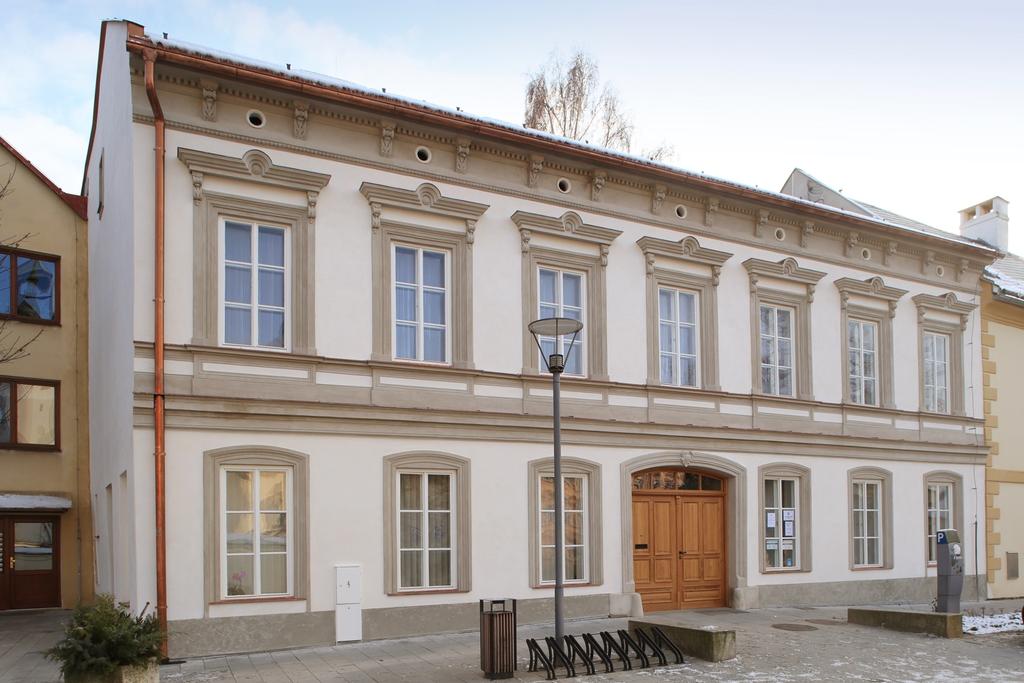 poptat minimálně dva architekty, kteří předloží své návrhy. Dle vítězného návrhu bude zpracována dokumentace na revitalizaci a optimalizaci vnitřních prostor budovy.