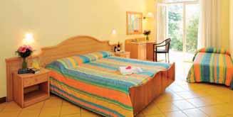 postelí či 2 samostatnými lůžky, sociální zařízení se sprchou, balkon či terasa s výhledem do zahrady,  lůžko formou pevného lůžka či přistýlky P2/3 Superior - hlavní