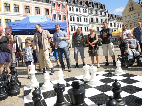 Připravené šachovnice byly bez přestávky v obležení veřejnosti, uskutečnil se bleskový turnaj, řešitelská soutěž a také byl