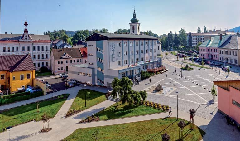 6 Rekonstrukce náměstí ve Volarech obchodní manažerky Vladimíry Karliczkové v získávání zakázek v regionu Karlovarského a Jihomoravského kraje pomáhá k propagaci naší společnosti v těchto oblastech.