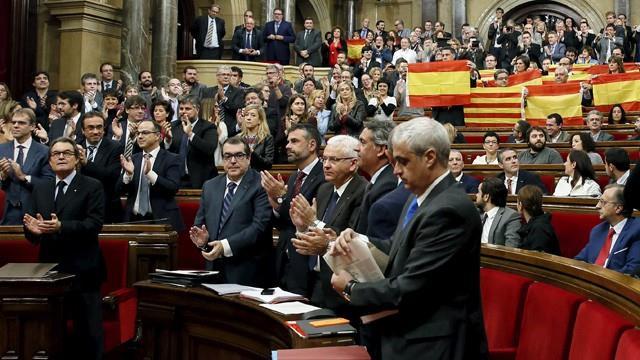 3. POLITIKA ZEMĚ Politiku země určuje ústava z roku 1978. Španělsko je parlamentní demokratická konstituční monarchie, kde hlavou státu je král.
