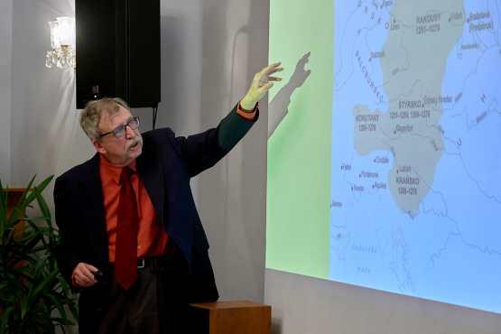 a lidé, kteří s nimi tvořili historii své doby, naplnili nejen sál městské knihovny, ale i naše srdce.