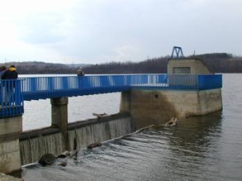 Sdružené funkční bloky (přelivná hrana zasahuje do zátopy) Zkrácená délka objektu (výhoda), spojení se spodní výpustí V nejhlubším místě (hluboké