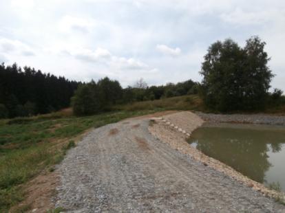opevnění návodního líce hráze kamennou dlažbou na sucho,