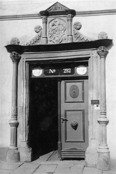 Je tu ta jistá historičnost, to, co státům a městům dodává zvláštní urozenosti. Daleko větší je vznešenost Lorety než všechen lesk nových bank či obchodních paláců.