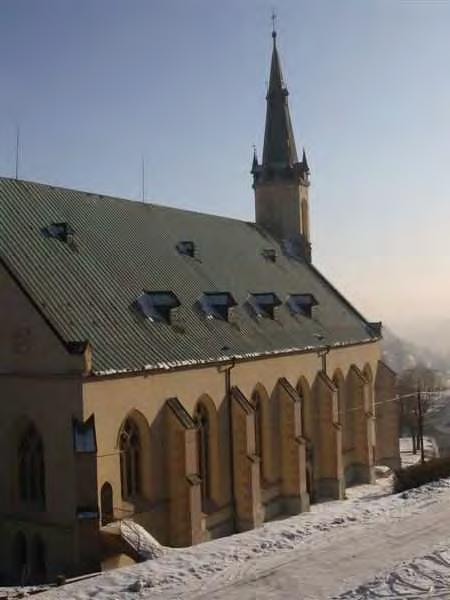 vlevo portál kostelní věže,