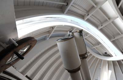 Kořeny historické hvězdárny sahají až do r. 1898. V rozlehlém areálu moderní observatoře se dnes soustřeďuje většina aktivit a veškeré přístroje.