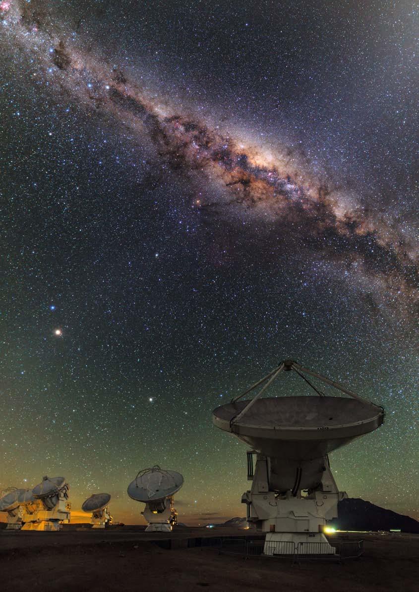 pozorování. Velmi velký teleskop (VLT UT1) na observatoři Paranal v Chile, kde jsou v nadmořské výšce 2600 m umístěny čtyři obří přístroje o průměru hlavního zrcadla 8,2 m.