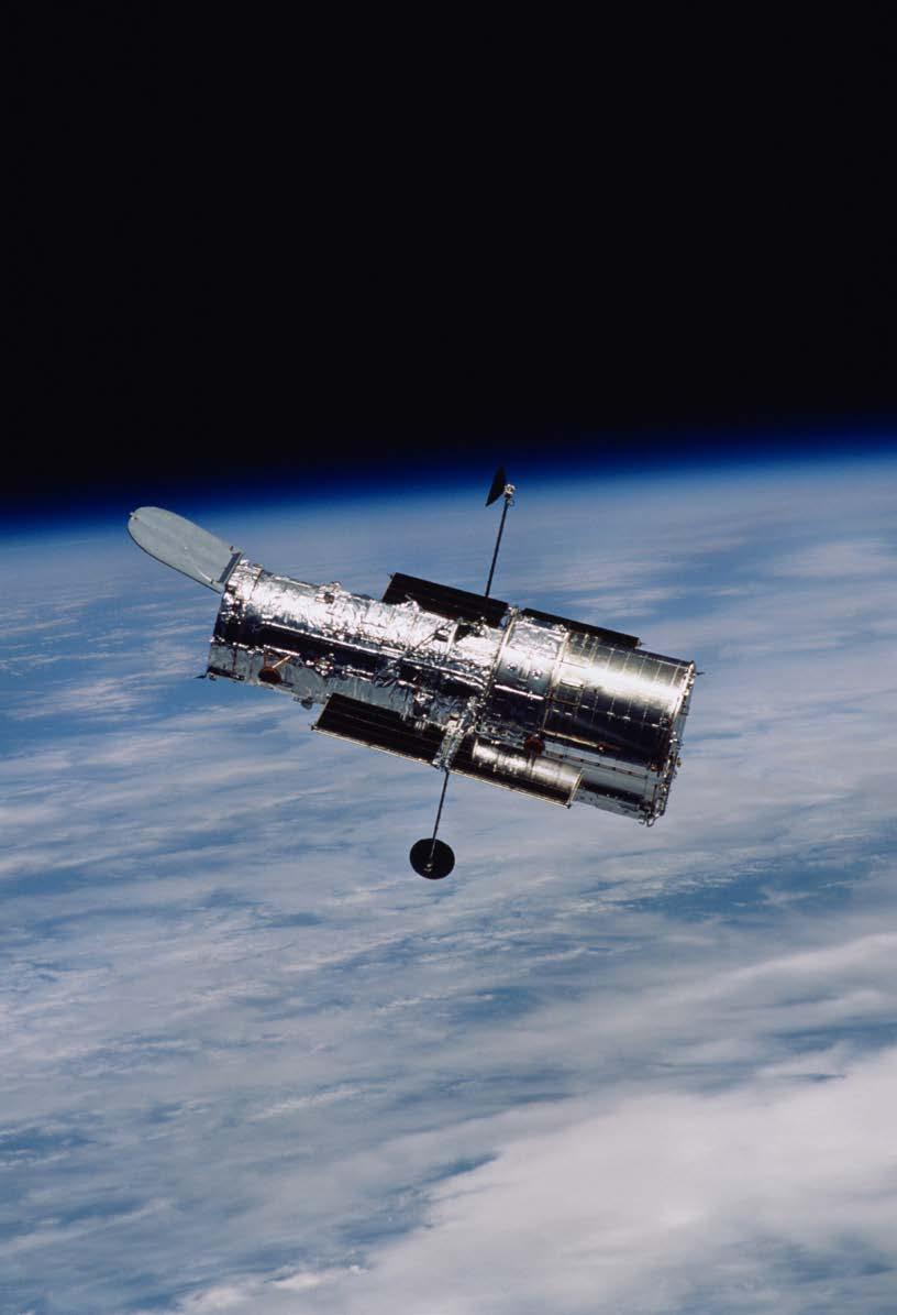 Spojující linkou je snaha o konzistentní popis gravitace a kosmologie. Hubbleův kosmický dalekohled pracuje na oběžné dráze kolem Země od roku 1990.
